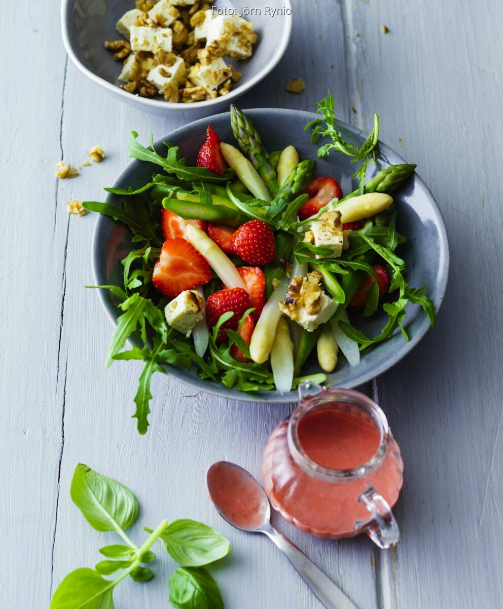 Erdbeer-Spargel-Salat mit Walnussfeta