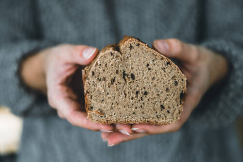 Du willst ein leckeres Brot backen und hast nur eine Stunde Zeit? In diesem Artikel liest du, wie das geht.