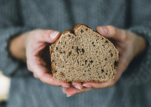 Das 1-Stunden-Brot ist im Nu fertig und dazu auch noch luftig und lecker. Von vorne fotografiert.