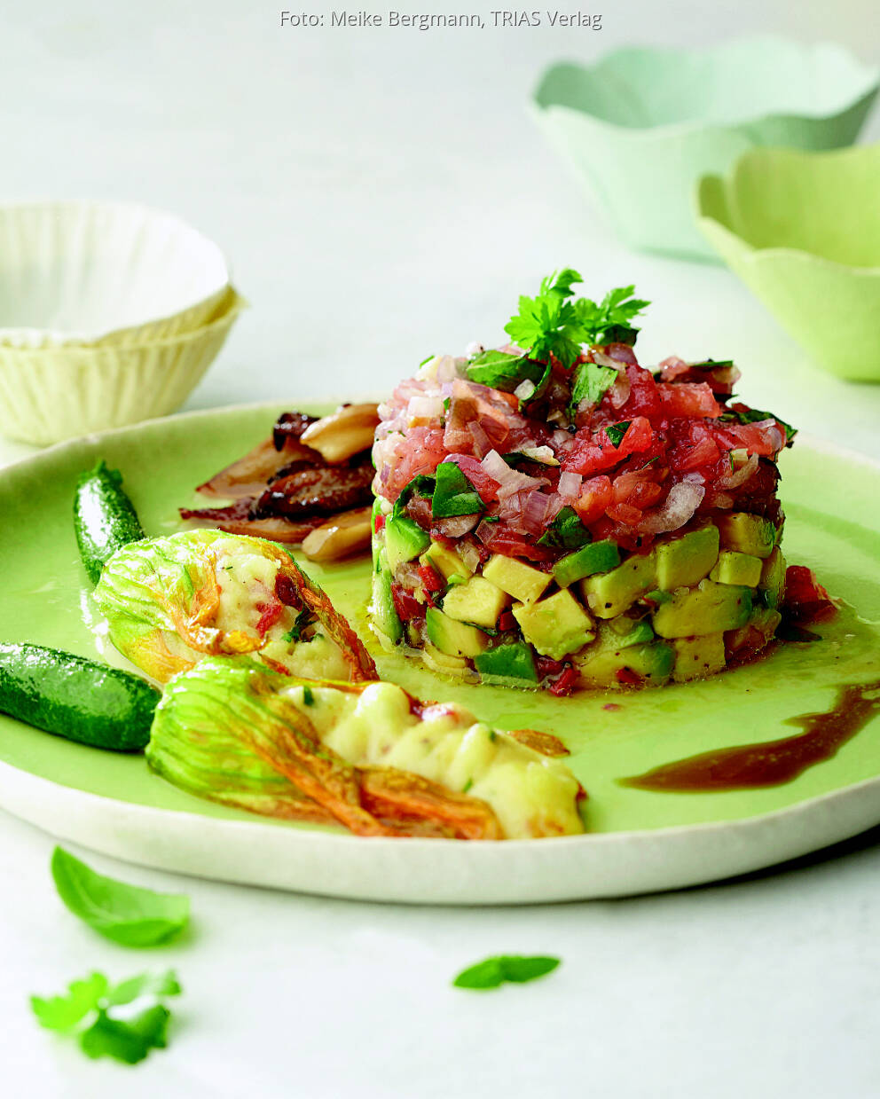 Avocadotatar mit Tomatenwürfeln an gebratenen Pfifferlin… von Sabine Wacker