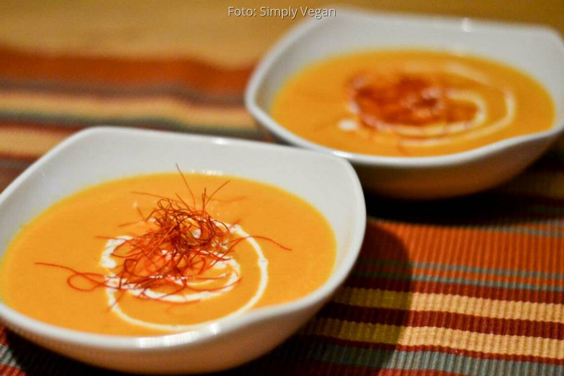 Orange Möhren-Suppe mit Ingwer in weißem Teller