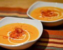 Orange Möhren-Suppe mit Ingwer in weißem Teller