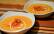 Orange Möhren-Suppe mit Ingwer in weißem Teller