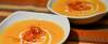 Orange Möhren-Suppe mit Ingwer in weißem Teller