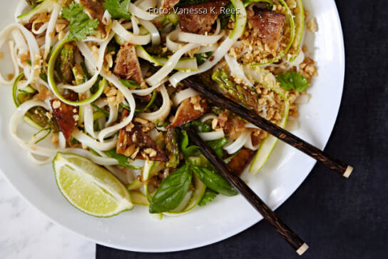 Spargel-Pad-Thai-Salat von Terry Hope Romero