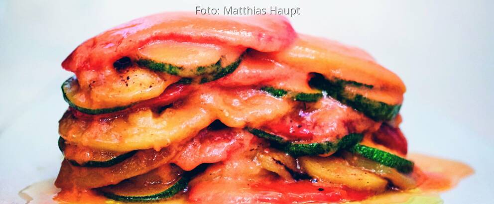 Ratatouille gestapelt auf einem Teller