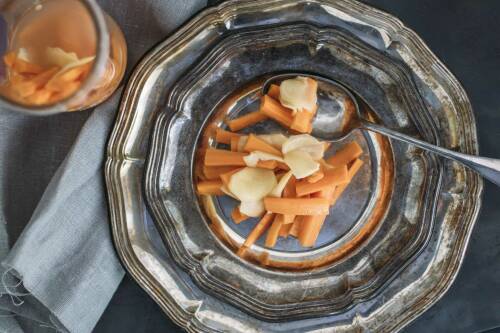 Leckere Ingwer Karotten auf silbernem Teller