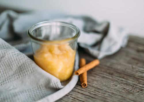 Apfelmus lässt sich ganz einfach selbst machen und es kommt ganz ohne zusätzlichen Zucker aus, wie dieses Rezept von SevenCooks zeigt.