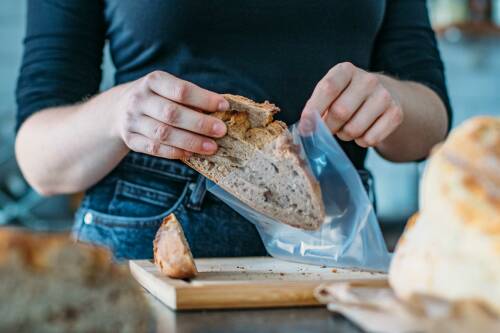 Um Brot einfrieren zu können, musst du es verpacken, wie etwa mit einer Plastiktüte.