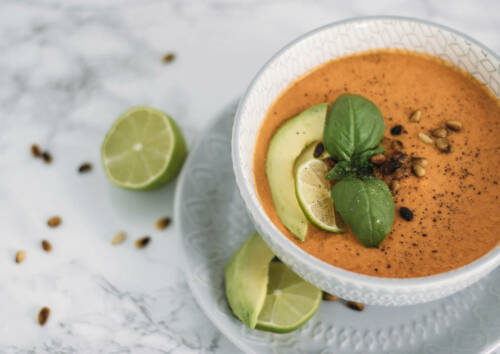 Der Star unter den kalten Suppen: Gazpacho. Diese Suppe wird dir nachmittags im Büro garantiert nicht schwer im Magen liegen.