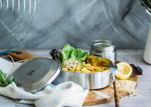 Den orientalischen Couscous-Salat kannst du gut am Vortag zubereiten und dir für mittags ins Büro mitnehmen.