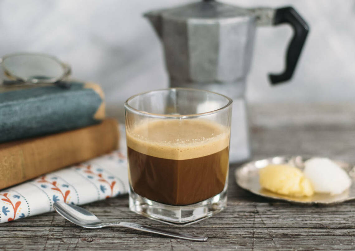 Leckerer selbst gemachter Bullet-Proof-Coffee von SevenCooks mit MCT-Kokos-Öl.