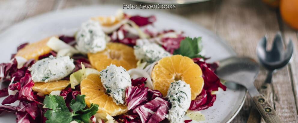 Salat mit Mandarinen und Radicchio und Käsenocken