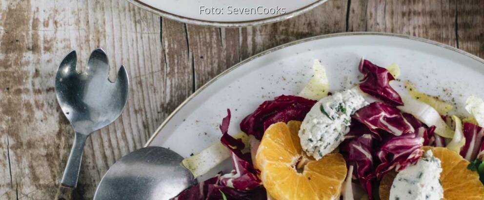 Salat mit Mandarinen und Radicchio und Käsenocken