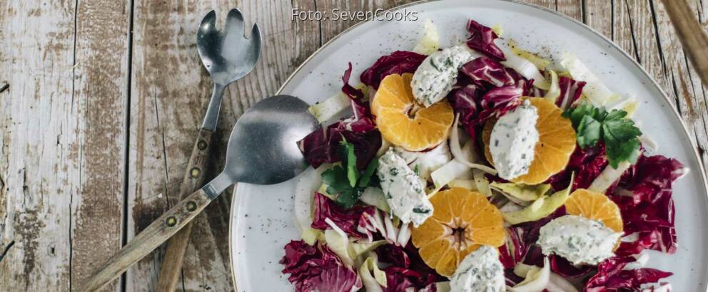 Salat mit Mandarinen und Radicchio und Käsenocken