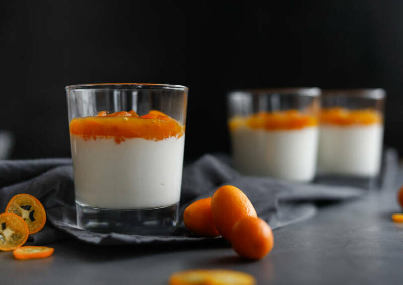 Selbstgemachte Buttermilch-Creme mit Kumquat-Kompott in Gläsern angerichtet.