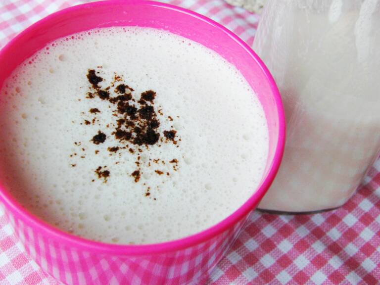 Pflanzenmilch mit Cashews in pinkem Becher