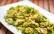 Couscous auf weißem Teller mit Zucchini, Champignons und Curry