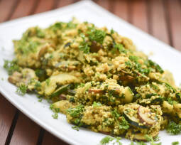 Curry-Couscous mit Zucchini und Champignons