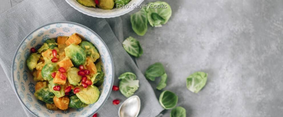 Zwei Schalen mit Süßkartoffel-Rosenkohlcurry von oben