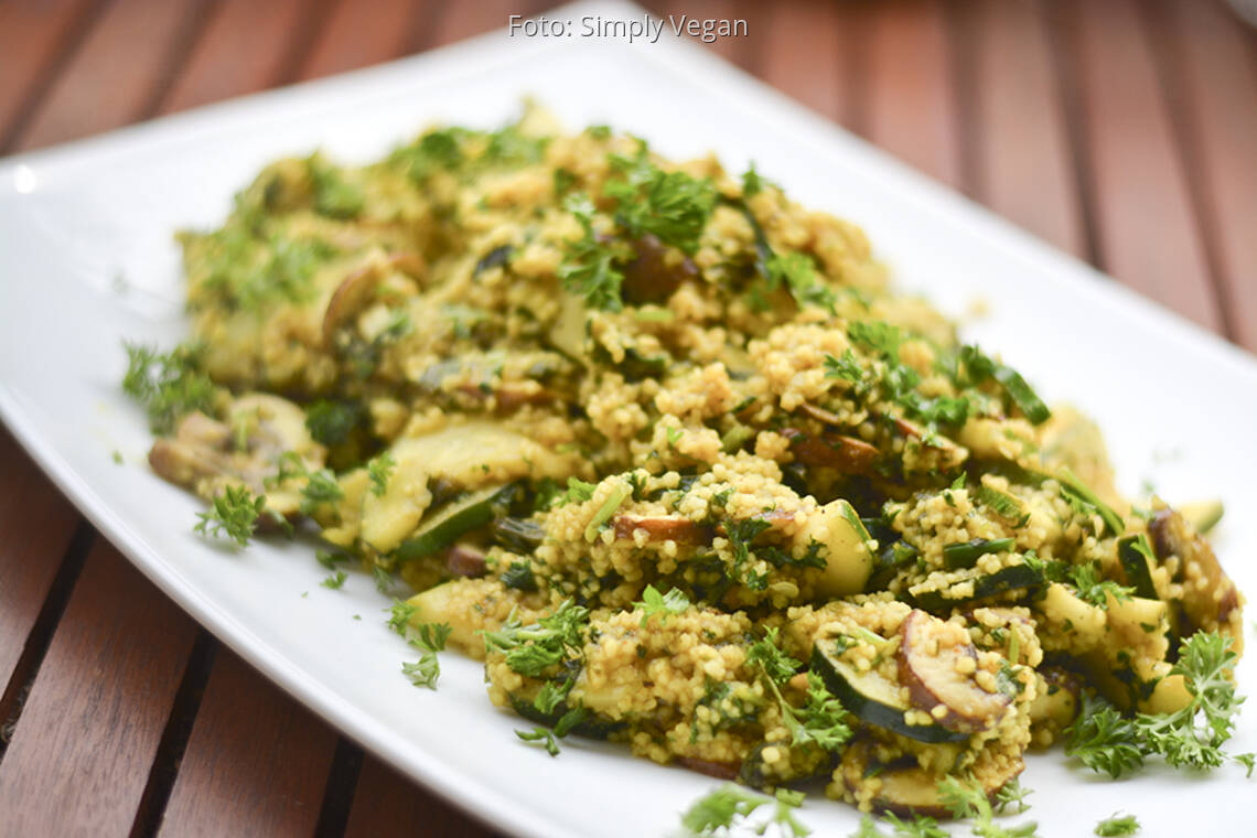 Curry-Couscous mit Zucchini und Champignons