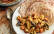 Dosas mit Linsensprossen und Gemüse