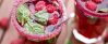 Glas mit Zuckerrand und pinkem Smoothie als Erfrischungsdrink