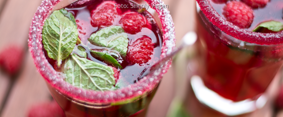 Glas mit Zuckerrand und pinkem Smoothie als Erfrischungsdrink