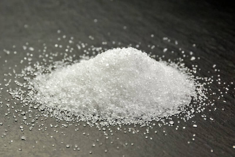 Ein kleines Häufchen des Zuckerautauschstoffes Erythrit, das aussieht wie weißer Haushaltszucker.