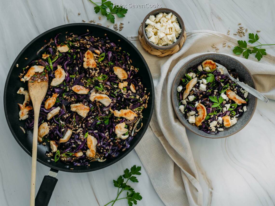 Flexitarisches Gericht: Bulgurpfanne mit Rotkohl und Hähnchen