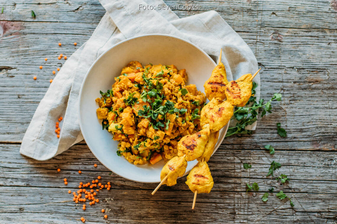 Flexitarisches Gericht: Linsencurry mit Hähnchenspießen