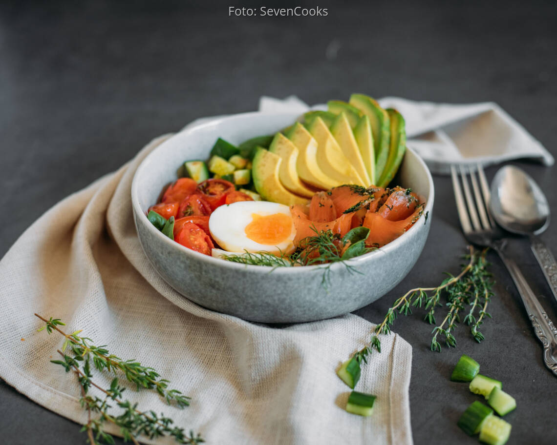Flexitarisches Rezept: Bowl mit Lachs und Avocado 3