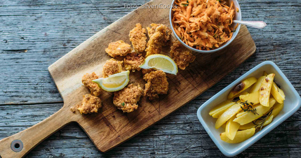 Chicken-Nuggets mit Kartoffelecken und Karottensalat ...