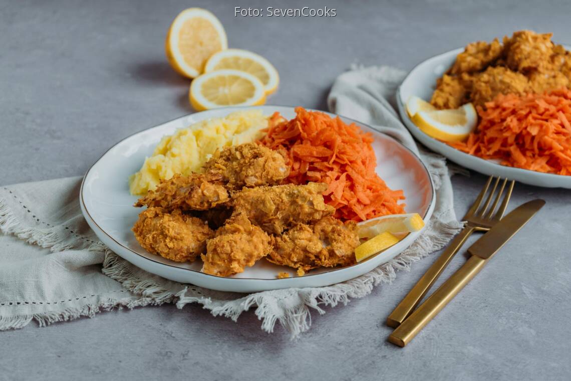 Flexitarisches Rezept: Chicken Nuggets mit Kartoffelstampf und karottensalat