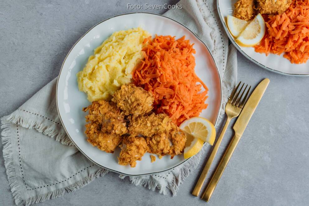 Chicken Nuggets mit Kartoffelstampf und Karottensalat