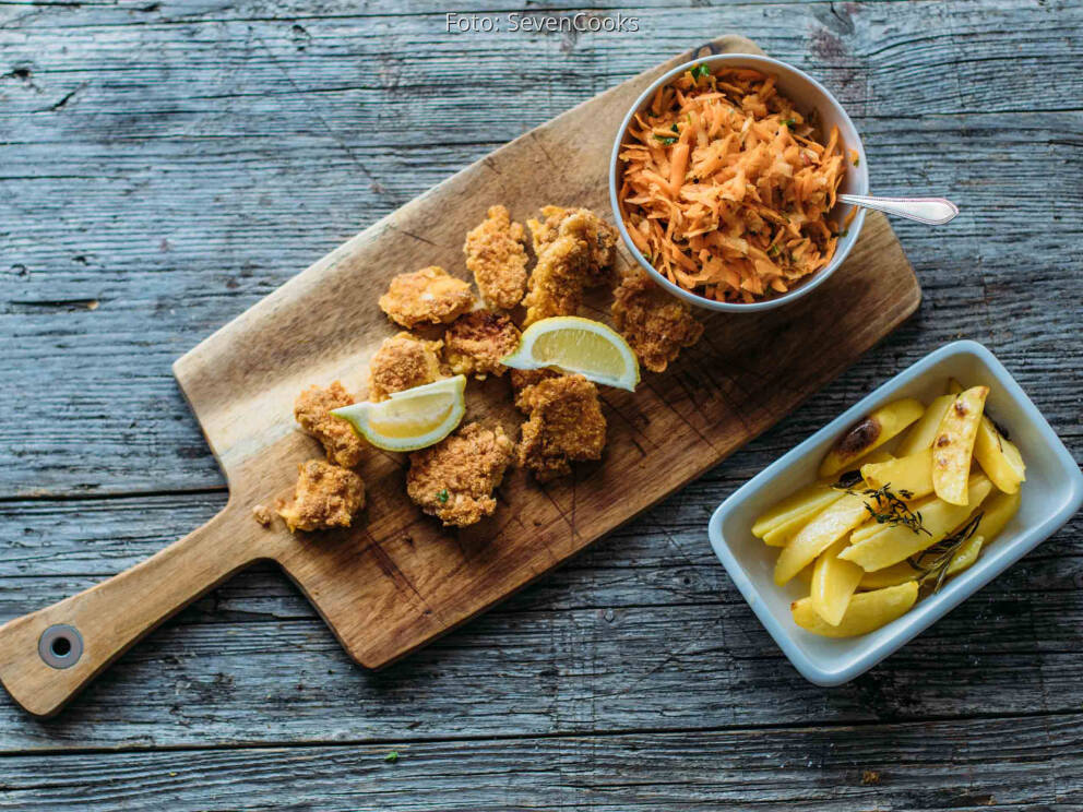 Chicken-Nuggets mit Kartoffelecken und Karottensalat von SevenCooks