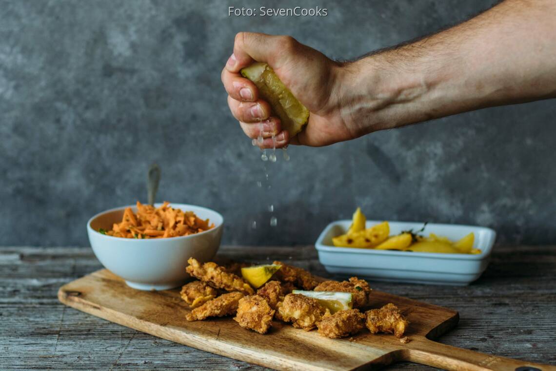 Flexitarisches Rezept: Chicken-Nuggets mit Kartoffelecken und Karottensalat_2