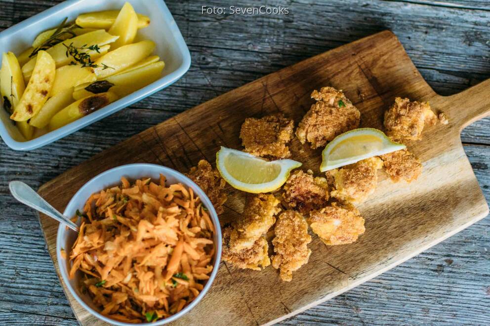 Chicken-Nuggets mit Kartoffelecken und Karottensalat von SevenCooks