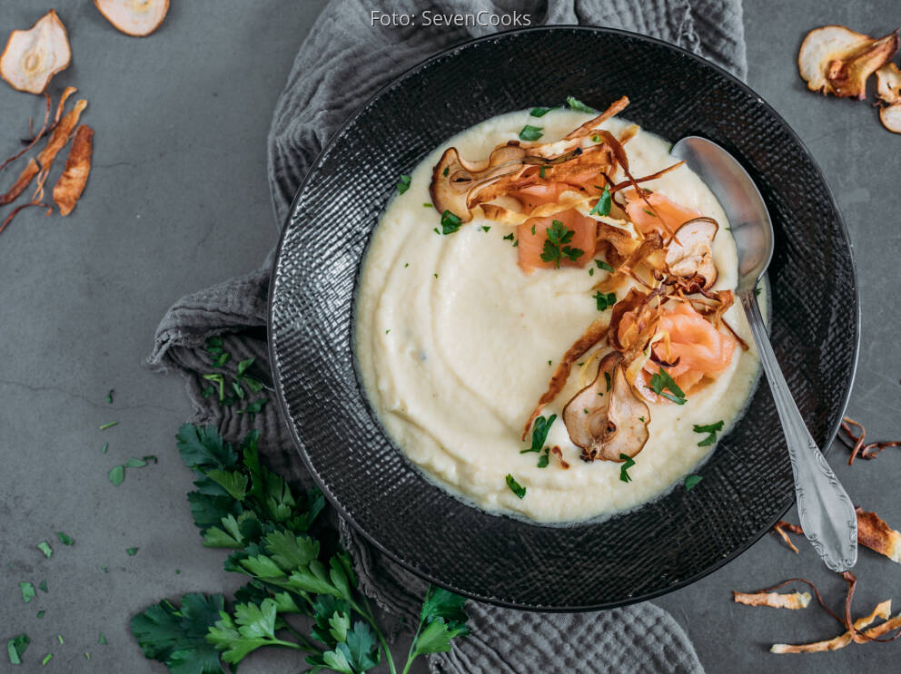 Cremige Selleriesuppe mit Birne und Räucherlachs von SevenCooks