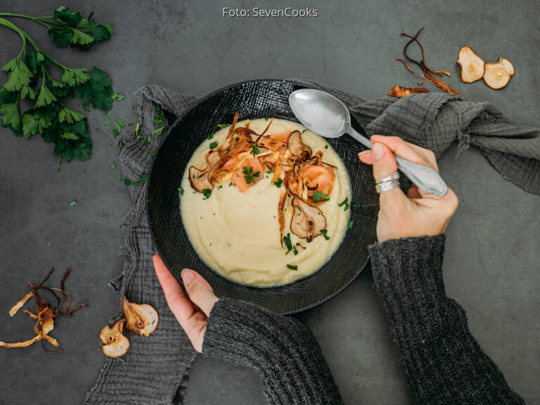 Cremige Selleriesuppe mit Birne und Räucherlachs von SevenCooks