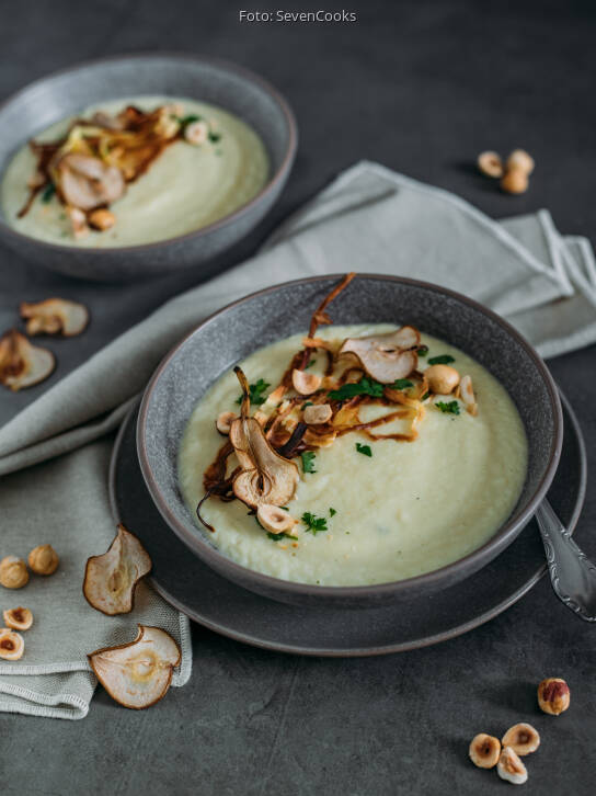 Cremige Selleriesuppe mit Birne und Räucherlachs von SevenCooks