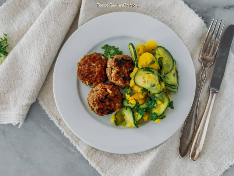 Fleischküchle mit Kartoffel-Gurken-Salat von SevenCooks