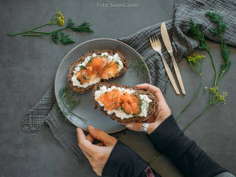 Gebeizter Lachs auf Hüttenkäse-Brot von SevenCooks