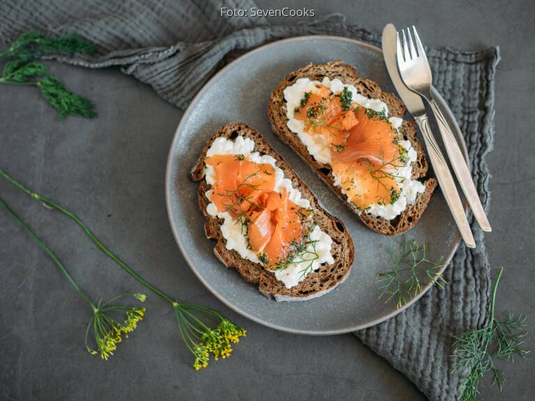 Gebeizter Lachs auf Hüttenkäse-Brot von SevenCooks