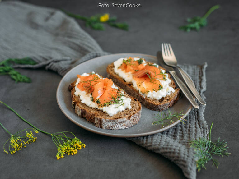 Gebeizter Lachs auf Hüttenkäse-Brot von SevenCooks