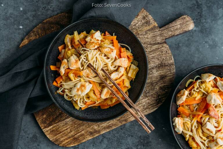 Gebratene Nudeln mit Hähnchen