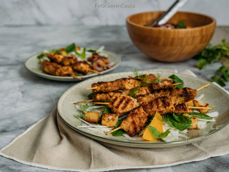 Hühnchenspieße mit Fenchel-Minz-Salat und Oliven-Orangen-Sa… von SevenCooks