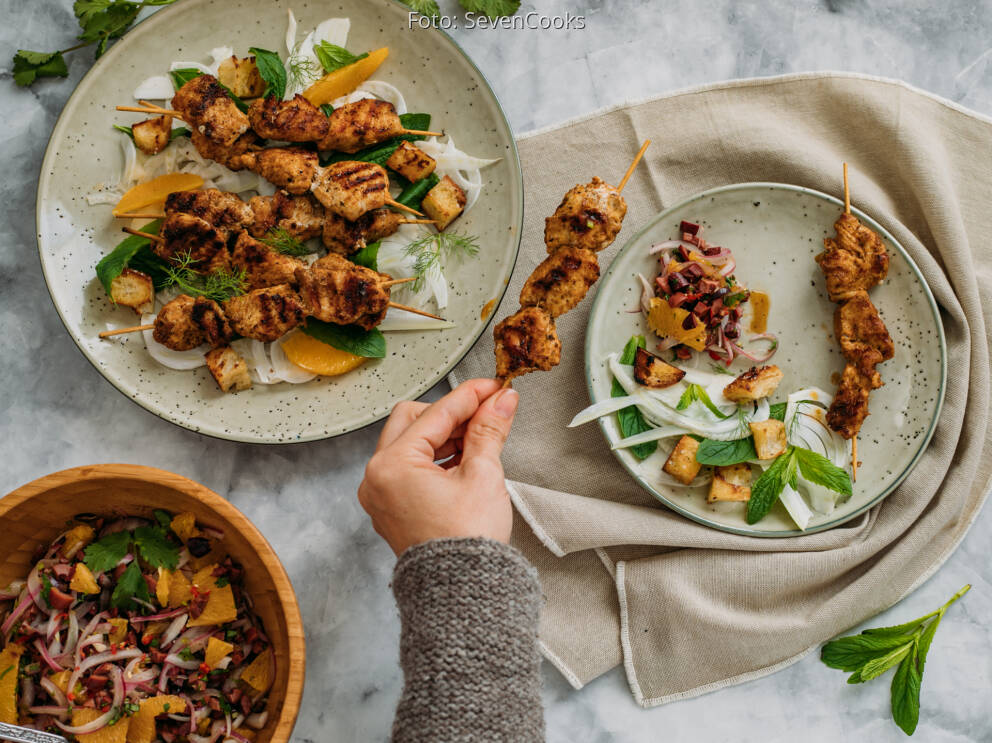 Hühnchenspieße mit Fenchel-Minz-Salat und Oliven-Orangen-Sa… von SevenCooks