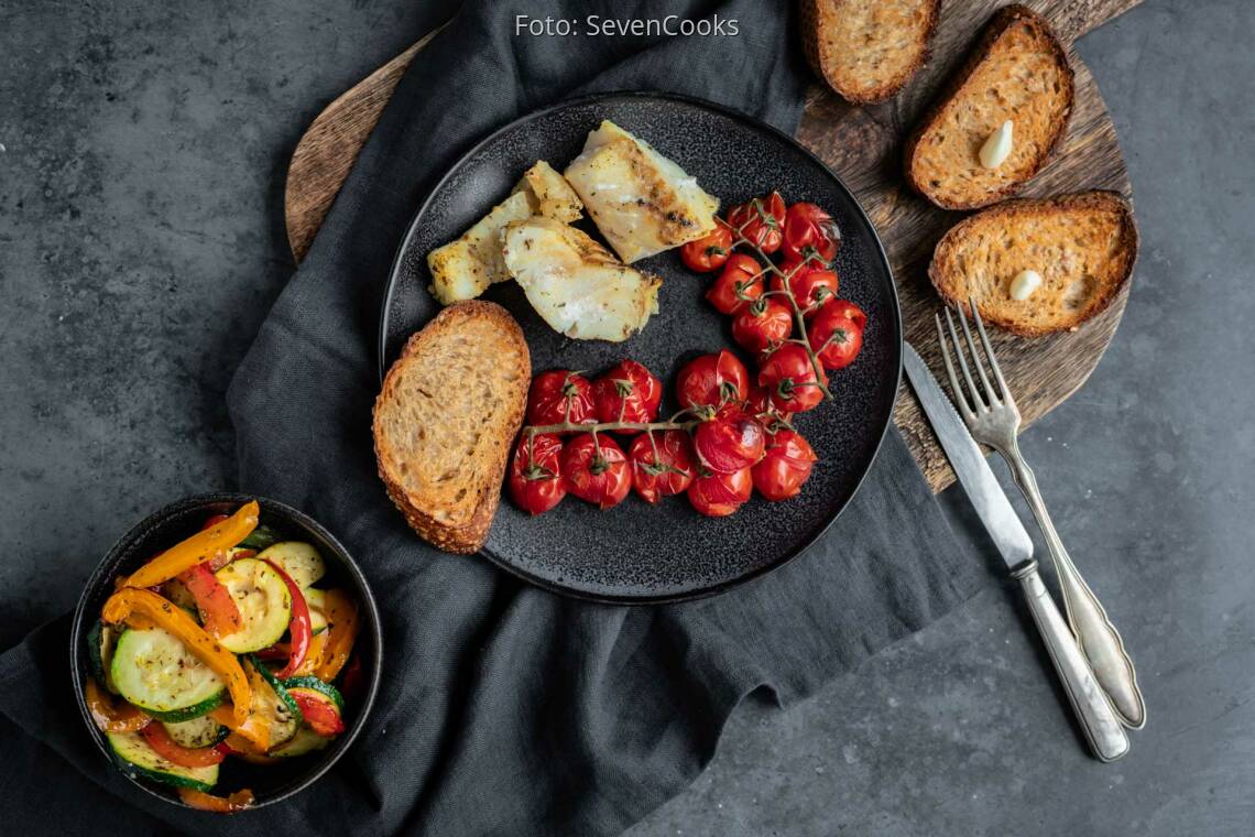 Kabeljau aus dem Ofen mit Gemüse und Röstbrot