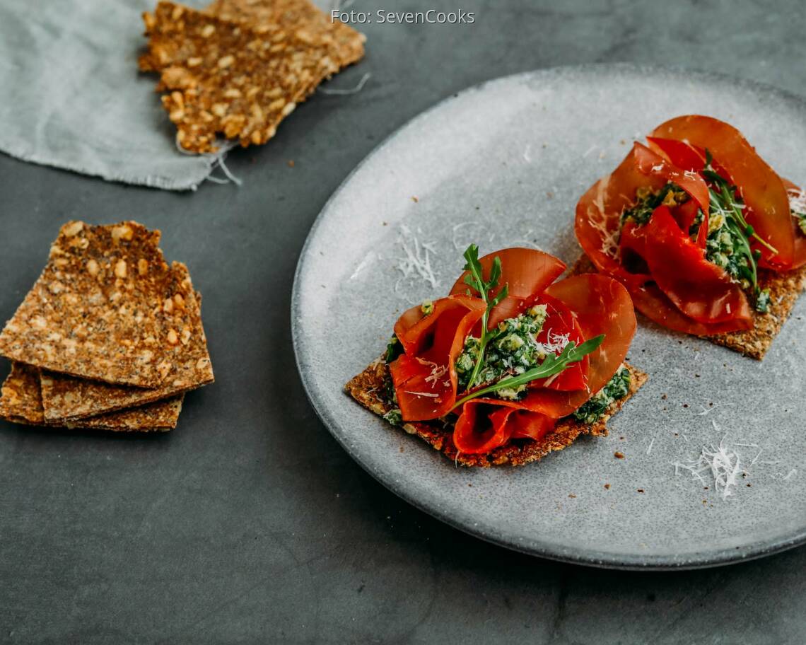 Flexitarisches Rezept: Knäckebrot mit Bresaola, Essiggurken und Parmesan 2